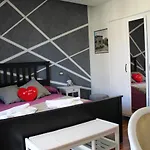 Momentidi Bed and Breakfast Πέστουμ